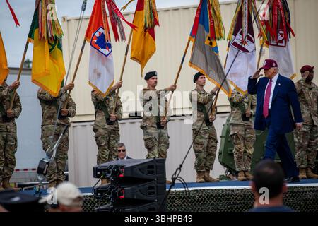 Präsident Donald J. Trump grüßt den Farbenwächter während seines Besuchs auf dem Laufsteg, um den 250. Geburtstag der Armee in Fort Bragg, N.C., am 10. Juni 2025 zu feiern. Die Veranstaltung würdigte den 250. Geburtstag der US-Armee und würdigte den Dienst der Soldaten in allen Komponenten. (Foto der US-Armee von PFC. Jaquari Lindsey) Stockfoto