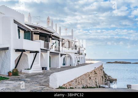Berühmte Weiße Mediterrane Architektur Des Dorfes Binibeca Vell Mit Blick Auf Das Meer. Menorquinische Küstenstadt, Balearen Travel, Weiß Getünchtes Hous Stockfoto
