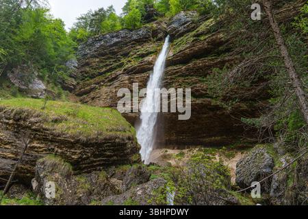Malerischer Blick auf den Pericnik-Wasserfall - schlagen Sie Pericnik auf einer felsigen Klippe in den slowenischen Alpen. Hochwertige Fotos Stockfoto