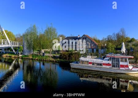 Hortillonnages sind ein Mosaik aus schwimmenden Gärten und Wasserstraßen in Amiens. Die Inseln sind nur mit dem Boot über ein Netz von Wasserstraßen (rieux) zugänglich. Stockfoto