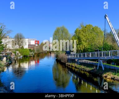 Hortillonnages sind ein Mosaik aus schwimmenden Gärten und Wasserstraßen in Amiens. Die Inseln sind nur mit dem Boot über ein Netz von Wasserstraßen (rieux) zugänglich. Stockfoto