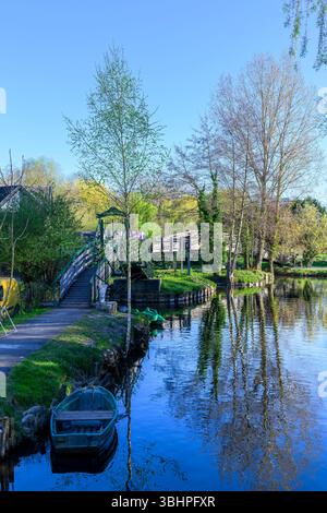 Hortillonnages sind ein Mosaik aus schwimmenden Gärten und Wasserstraßen in Amiens. Die Inseln sind nur mit dem Boot über ein Netz von Wasserstraßen (rieux) zugänglich. Stockfoto