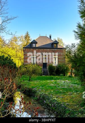 Hortillonnages sind ein Mosaik aus schwimmenden Gärten und Wasserstraßen in Amiens. Die Inseln sind nur mit dem Boot über ein Netz von Wasserstraßen (rieux) zugänglich. Stockfoto