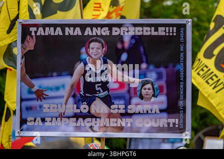 Manila, Manila, Philippinen. Juni 2025. Ein Zeichen, das das Amtsenthebungsverfahren mit einem Basketballspiel in Verbindung brachte, wurde erhoben, als sie gegen die Amtsenthebung von Vizepräsidentin Sarah Duterte im Senat der Philippinen protestierten. (Kreditbild: © Jyor so/ZUMA Press Wire) NUR REDAKTIONELLE VERWENDUNG! Nicht für kommerzielle ZWECKE! Stockfoto