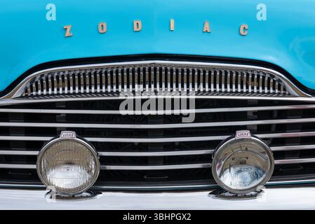 Motorhaube eines blauen Zodiac-Autos mit Chrombesatz. August 2024. Stockfoto