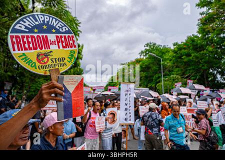 Manila, Manila, Philippinen. Juni 2025. Demonstranten halten Schilder, die die Regierung auffordern, der Konstitution zu folgen, während sie gegen die Amtsenthebung von Vizepräsidentin Sarah Duterte im Senat der Philippinen protestieren. (Kreditbild: © Jyor so/ZUMA Press Wire) NUR REDAKTIONELLE VERWENDUNG! Nicht für kommerzielle ZWECKE! Stockfoto