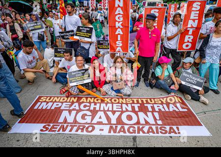 Manila, Manila, Philippinen. Juni 2025. Demonstranten halten Schilder, die die Regierung auffordern, der Konstitution zu folgen, während sie gegen die Amtsenthebung von Vizepräsidentin Sarah Duterte im Senat der Philippinen protestieren. (Kreditbild: © Jyor so/ZUMA Press Wire) NUR REDAKTIONELLE VERWENDUNG! Nicht für kommerzielle ZWECKE! Stockfoto