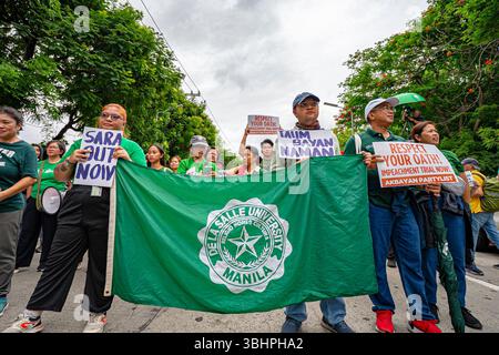 Manila, Manila, Philippinen. Juni 2025. Demonstranten halten Schilder, die die Regierung auffordern, der Konstitution zu folgen, während sie gegen die Amtsenthebung von Vizepräsidentin Sarah Duterte im Senat der Philippinen protestieren. (Kreditbild: © Jyor so/ZUMA Press Wire) NUR REDAKTIONELLE VERWENDUNG! Nicht für kommerzielle ZWECKE! Stockfoto