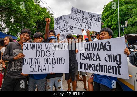 Manila, Manila, Philippinen. Juni 2025. Demonstranten halten Schilder, die die Regierung auffordern, der Konstitution zu folgen, während sie gegen die Amtsenthebung von Vizepräsidentin Sarah Duterte im Senat der Philippinen protestieren. (Kreditbild: © Jyor so/ZUMA Press Wire) NUR REDAKTIONELLE VERWENDUNG! Nicht für kommerzielle ZWECKE! Stockfoto