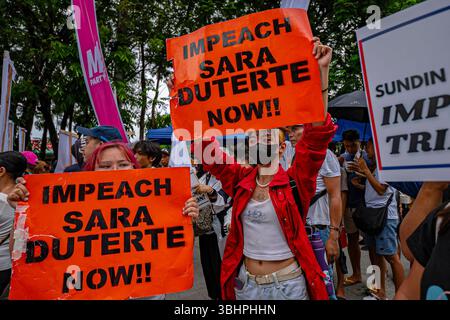 Manila, Manila, Philippinen. Juni 2025. Demonstranten halten Schilder, die die Amtsenthebung von Vizepräsidentin Sarah Duterte im Senat der Philippinen fordern. (Kreditbild: © Jyor so/ZUMA Press Wire) NUR REDAKTIONELLE VERWENDUNG! Nicht für kommerzielle ZWECKE! Stockfoto