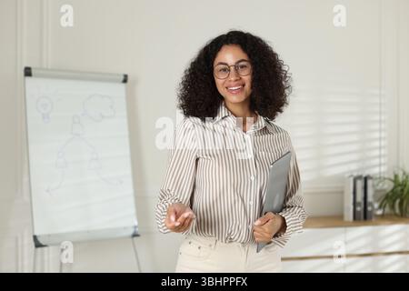 Porträt eines Berufspsychologen mit Laptop im Büro Stockfoto