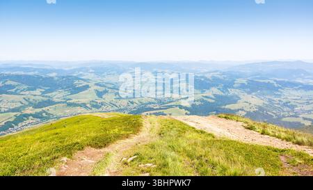 Landschaft mit Wanderweg im Sommer. Outdoor-Abenteuer. Wunderschöne Berglandschaft mit grünen Hügeln und steilen Hängen. Der Weg führt durch den Borzhava-Kamm. v Stockfoto