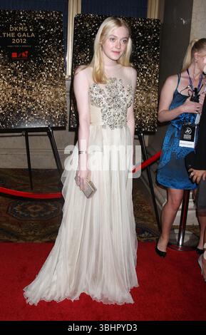 Dakota Fanning auf der 6. Jährlichen LinkedIn Against Blood Cancer DKMS Gala in New York City - 26. April 2012 Stockfoto
