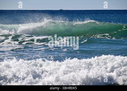 Wellen brechen an einem Strand an der Sunshine Coast, Noosa, Queensland, Australien Stockfoto