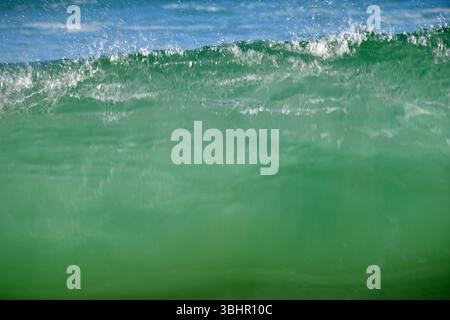 Wellen brechen an einem Strand an der Sunshine Coast, Noosa, Queensland, Australien Stockfoto