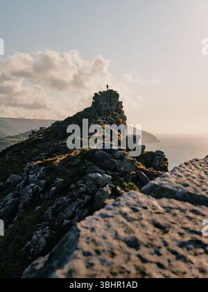 Einsame Figur, die auf dem Valley of Rocks oder Valley of the Rocks steht, an der Küste in Lynton, North Devon, England, Großbritannien – Abenteuer erkunden Stockfoto