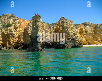 Blick auf die Klippen und Höhlen von Ponta de Piedade in der Nähe der Stadt Lagos an der Algarve, Portugal. Stockfoto