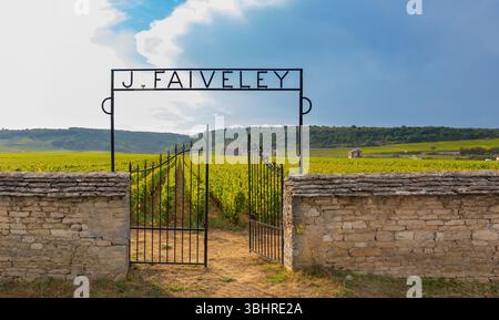 Domaine Faiveley Weingut im Côte-d'Or und Clos de Vougeot im Hintergrund. Stockfoto
