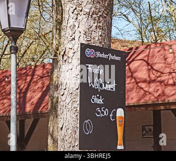 Bayerischer Biergarten für die Saison geöffnet: Verpflegung mit Tagesspezialitäten (frische weiße Münchner Würstchen) und Bier-Adv Stockfoto