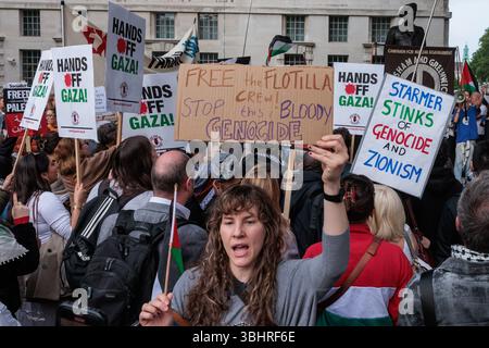 London, Großbritannien. Juni 2025. Pro-palästinensische Aktivisten, die Plakate und Zeichen halten, protestieren vor der Downing Street gegen Israels Entführung der Madleen in internationalen Gewässern vor Ägypten, einem Schiff unter britischer Flagge, das zur Gazastreifflottille gehörte und humanitäre Hilfe nach Gaza transportierte. Die Aktivisten forderten die Freilassung der Madleen und ihrer Besatzung sowie die britische Regierung, Maßnahmen gegen Israel zu ergreifen, einschließlich der Einstellung aller Waffenverkäufe und der Verhängung von Sanktionen. Quelle: Mark Kerrison/Alamy Live News Stockfoto