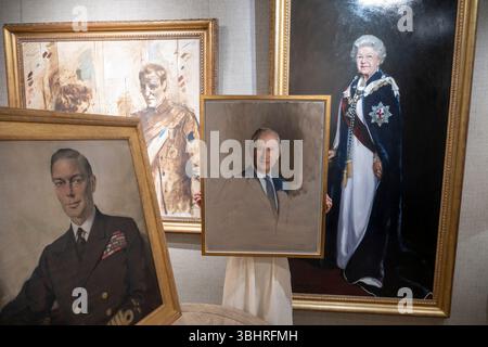 The Fine Art Commissions Gallery, London, UK. Juni 2025. Die Galerie Rountree Tryon und Fine Art Commissions präsentieren vier Generationen von britischen Royal Family Porträts für Classic Art London (23. Juni bis 4. Juli). Zu den Werken gehören: (L bis r): Porträt von König Georg VI. Von Sir Herbert James Gunn, R.A. (1893–1964); Nicky Philipps (britischer Jahrgang 1964). Prinz William, Duke of Cambridge und Prinz Harry, Duke of Sussex (Working Sketch), 2009; Nicky Philipps (Brite, geboren 1964); Simon Watkins (* 1988). Arbeitsskizze von König Karl III., 2024; Königin Elizabeth II., 2011, Öl auf Leinwand. Quelle: Malcolm Stockfoto