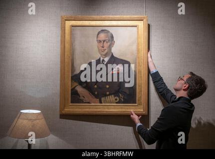 The Fine Art Commissions Gallery, London, UK. Juni 2025. Die Galerie Rountree Tryon und Fine Art Commissions präsentieren vier Generationen von britischen Royal Family Porträts für Classic Art London (23. Juni bis 4. Juli). Zu den Werken gehören: Porträt von König Georg VI. Von Sir Herbert James Gunn, R.A. (1893–1964). Dieses Gemälde ist ein vorbereitendes Porträt für eine endgültige Fassung, das vom British Council als Geschenk für den Belgischen Club in London in Auftrag gegeben wurde. Das letzte Bild wurde 1944 in der Royal Academy ausgestellt. Quelle: Malcolm Park/Alamy Live News Stockfoto