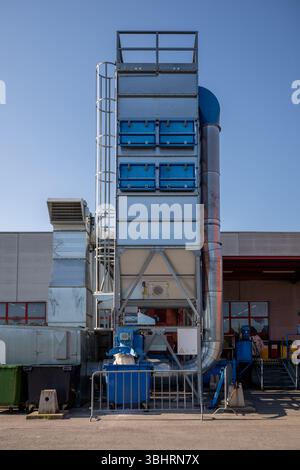 Großes Staubabsaugsystem für den Außenbereich mit blauen Filterkästen und Metallkanälen Stockfoto
