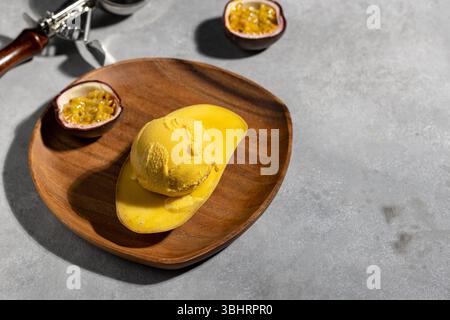 Eiskugel mit Mango und Passionsfrucht Stockfoto