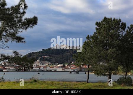 Viana do Castelo, Portugal - 2. März 2025: Blick auf die Basilika auf dem Hügel Santa Luzia, eingerahmt von Kiefern, mit der Stadt und dem Fluss im Vordergrund Stockfoto