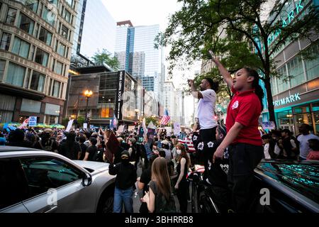 Chicago, USA. Juni 2025. Demonstranten nehmen am 10. Juni 2025 an einer Kundgebung in der Innenstadt von Chicago Teil. Die Demonstrationen gegen das Durchgreifen der Einwanderungsbehörden durch die Trump-Regierung haben sich verstärkt und weit über Los Angeles hinaus ausgebreitet, wobei sich bis Dienstagabend Tausende von Menschen in mindestens zwei Dutzend Städten versammelten, berichteten die US-Medien. UM MIT „Roundup: Protests Expand Beyond LA to Dutzenden von US Cities“ (Roundup: Protests expandieren über LA hinaus auf Dutzende von US-Städten) zu GEHEN. (Credit: Vincent D. Johnson/Xinhua/Alamy Live News) Stockfoto