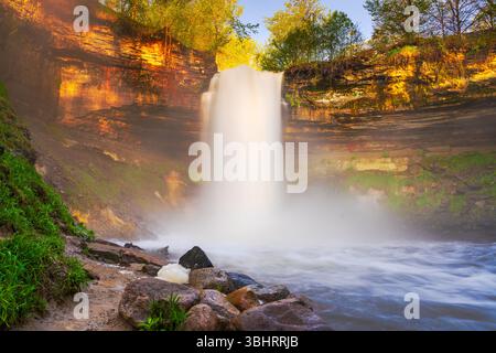 Minnehaha Falls in Minneapolis, Minnesota, USA, an einem frühen Sommermorgen. Stockfoto