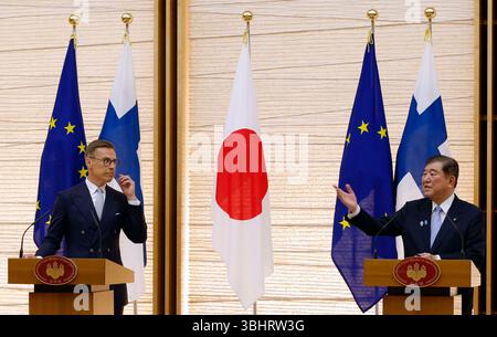 Tokio, Japan. Juni 2025. Der japanische Premierminister Shigeru Ishiba (R) spricht während einer gemeinsamen Pressemitteilung mit dem finnischen Präsidenten Alexander Stubb am Amtssitz des Premierministers in Tokio, Japan, am 11. Juni 2025. Finnlands Präsident Stubb wird an dem finnischen Nationalfeiertag auf der Expo 2025 Osaka teilnehmen. (Foto: Franck Robichon/POOL) (Credit Image: © POOL via ZUMA Press Wire) NUR REDAKTIONELLE VERWENDUNG! Nicht für kommerzielle ZWECKE! Quelle: ZUMA Press, Inc./Alamy Live News Stockfoto