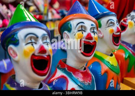 Farbenfrohe Karnevalsspiel-Clowns beim griechischen Glenti-Festival in Darwin Stockfoto