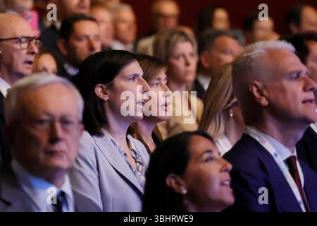 Roma, Italien. Juni 2025. La segretaria del PD Elly Schlein e la deputata di Italia Viva Maria Elena Boschi all' Assemblea annuale di Confcommercio Roma -Italia - Mercoledì 11 Giugno 2025 - Politica - (Foto di Cecilia Fabiano/LaPresse) Parteisekretärin Elly Schlein und Italia Viva Maria Elena Boschi, auf der Confcommercio-Jahresversammlung Rom-Italien - Mittwoch, 11. Juni 2025 - Italien - Mittwoch, 11. Juni 2015 - Politica - Politica - Foto von Laecilia Presse (Foto von Laecilia Live Presse) Stockfoto