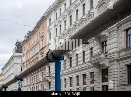 Große Metallpipeline an Stützen in der Wiener Stadtstraße, Österreich Stockfoto