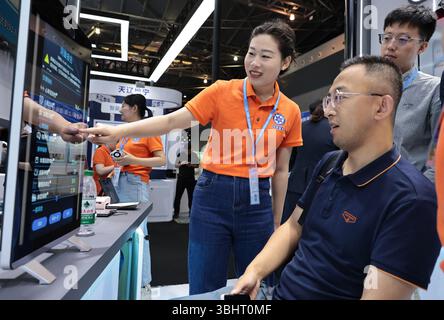 (250611) -- SHANGHAI, 11. Juni 2025 (Xinhua) -- Ein Besucher (Front) versucht während der 11. China (Shanghai) International Technology Fair (CSITF) im ostchinesischen Shanghai, 11. Juni 2025, Ein physisches Untersuchungsgerät, das auf spektraler Wärmebildtechnik basiert. Das 11. CSITF hat am Mittwoch hier angefangen. Mit einer Ausstellungsfläche von 35.000 Quadratmetern bietet die diesjährige Messe vier Themenbereiche, einen Bereich für Handelsdienstleistungen und einen Bereich für Handelserleichterungen. Rund 1.000 Aussteller aus fast 20 Ländern und Regionen präsentierten hier ihre innovativen Leistungen. (Xinhua/Fang Zhe) Stockfoto