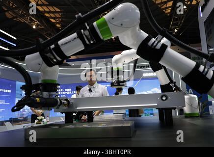 (250611) -- SHANGHAI, 11. Juni 2025 (Xinhua) -- Ein Mitarbeiter beobachtet, wie kollaborative Roboter während der 11. China (Shanghai) International Technology Fair (CSITF) im ostchinesischen Shanghai am 11. Juni 2025 die Montage und Überprüfung von Batteriepaketen demonstrieren. Das 11. CSITF hat am Mittwoch hier angefangen. Mit einer Ausstellungsfläche von 35.000 Quadratmetern bietet die diesjährige Messe vier Themenbereiche, einen Bereich für Handelsdienstleistungen und einen Bereich für Handelserleichterungen. Rund 1.000 Aussteller aus fast 20 Ländern und Regionen präsentierten hier ihre innovativen Leistungen. (X Stockfoto