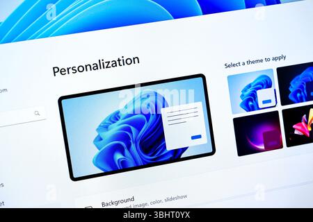 Poznan, Polen – 6. Juni 2025: Personalisierungseinstellungen innerhalb der Windows 11-Benutzeroberfläche, die verschiedene Themenoptionen zur Verbesserung des Desktop-Backgr bieten Stockfoto