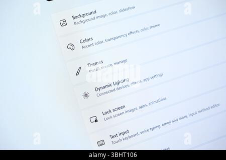 Poznan, Polen – 6. Juni 2025: Nahaufnahme eines Computerbildschirms mit verschiedenen Benutzereinstellungen für Hintergrund, Farben, Themen und dynamische Oberschenkel Stockfoto