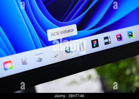 Posen, Polen – 6. Juni 2025: Computerbildschirm mit iSCSI-Initiator, einer Schlüsselsoftware für den Aufbau und die Verwaltung von Netzwerkspeicherverbindungen Stockfoto