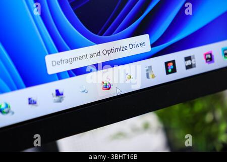 Poznan, Polen – 6. Juni 2025: Eine klare Nahaufnahme eines Monitorbildschirms mit Defragmentierung und Optimierung von Laufwerken, die den Systemzustand und veranschaulicht Stockfoto