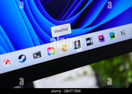 Posen, Polen - 6. Juni 2025: Nahaufnahme des Computerbildschirms mit dem Symbol für die Wetteranwendung mit Mauszeiger, auf dem digitale Informationen und uns hervorgehoben werden Stockfoto