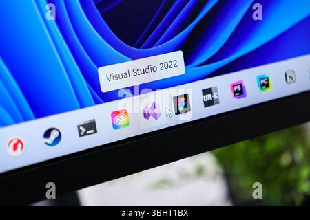 Poznan, Polen – 6. Juni 2025: Visual Studio 2022-Anwendung auf Windows 11-Taskleiste, Cursor markiert das Symbol und zeigt die wichtigsten Tools für die Softwareentwicklung an Stockfoto