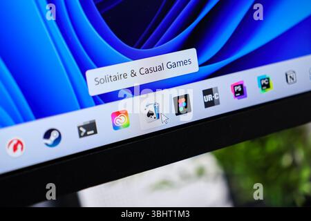 Poznan, Polen – 6. Juni 2025: Computerbildschirm mit digitaler Taskleiste und Mauszeiger, der über das Solitaire & Casual Games Symbol, represen Stockfoto