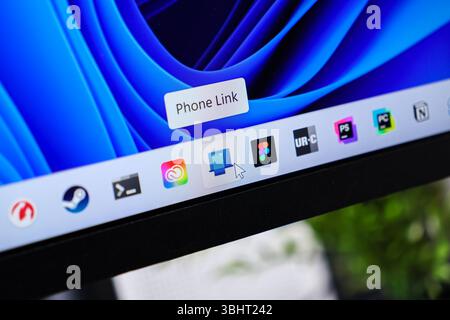 Poznan, Polen – 6. Juni 2025: Das Symbol der Phone Link-Anwendung wird auf einem Computerbildschirm hervorgehoben und steht für eine nahtlose Smartphone-Integration und eine Stockfoto
