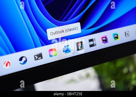 Posen, Polen - 6. Juni 2025: Computerbildschirm mit Taskleiste mit Anwendungssymbolen, „Outlook Classic“-QuickInfo und Cursor, unverzichtbar für digitale Anwendungen Stockfoto