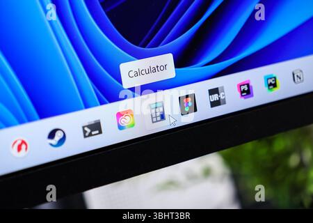 Posen, Polen – 6. Juni 2025: Auf dem Computerbildschirm wird das Anwendungssymbol des Calculators angezeigt, das durch einen Mauszeiger hervorgehoben wird Stockfoto
