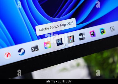 Poznan, Polen – 6. Juni 2025: Symbol der Anwendung Adobe Photoshop 2025 auf einer Desktop-Taskleiste, das die Benutzerinteraktion mit kreativer Software anzeigt Stockfoto