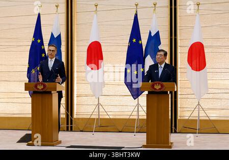 Tokio, Japan. Juni 2025. Der finnische Präsident Alexander Stubb (L) spricht während einer gemeinsamen Pressemitteilung mit dem japanischen Premierminister Shigeru Ishiba am 11. Juni 2025 in der offiziellen Residenz des Premierministers in Tokio. Finnlands Präsident Stubb wird an dem finnischen Nationalfeiertag auf der Expo 2025 Osaka teilnehmen. (Foto: Franck Robichon/POOL) (Credit Image: © POOL via ZUMA Press Wire) NUR REDAKTIONELLE VERWENDUNG! Nicht für kommerzielle ZWECKE! Quelle: ZUMA Press, Inc./Alamy Live News Stockfoto