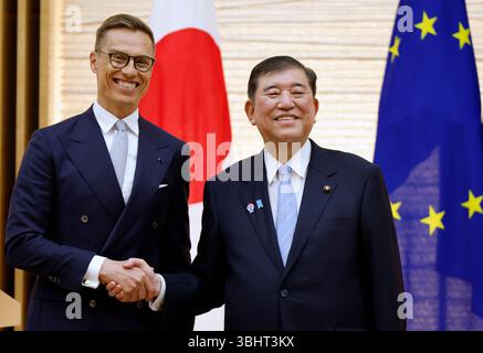 Tokio, Japan. Juni 2025. Japans Premierminister Shigeru Ishiba (R) schüttelt dem finnischen Präsidenten Alexander Stubb die Hand, nachdem er am 11. Juni 2025 in Tokio, Japan, eine gemeinsame Pressemitteilung in der offiziellen Residenz des Premierministers abgegeben hatte. Finnlands Präsident Stubb wird an dem finnischen Nationalfeiertag auf der Expo 2025 Osaka teilnehmen. (Credit Image: © POOL via ZUMA Press Wire) NUR REDAKTIONELLE VERWENDUNG! Nicht für kommerzielle ZWECKE! Quelle: ZUMA Press, Inc./Alamy Live News Stockfoto